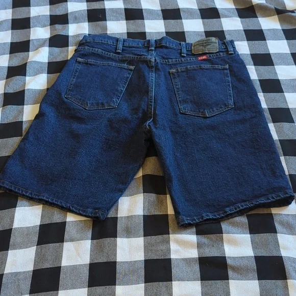 Like New! Men's Wrangler Blue Denim Shorts, Size 34 Waist - Picture 2 of 4